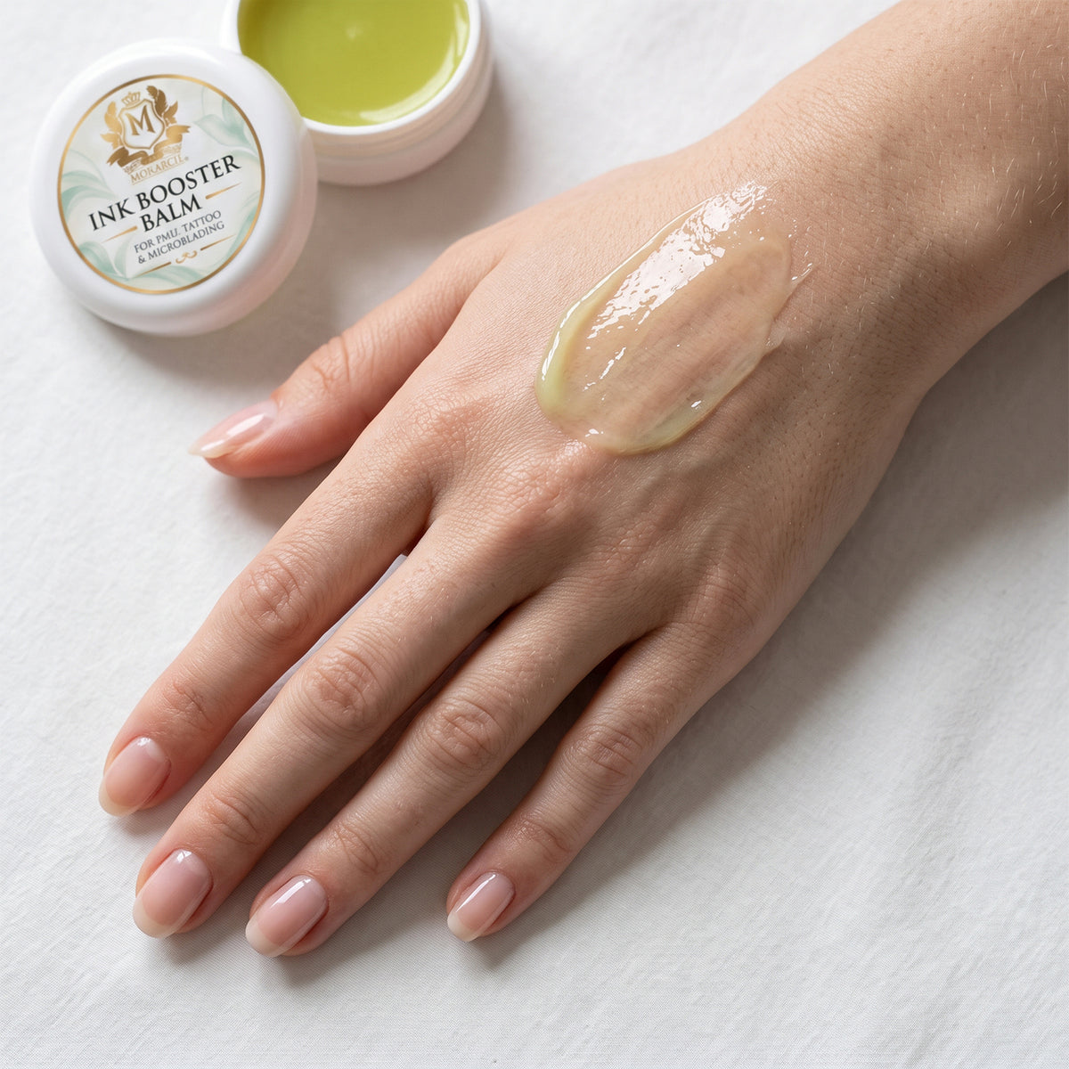 Skin Monarch Ink Booster Balm 30ml, blizgus balzamas, paskirstytas ant plaštakos viršaus