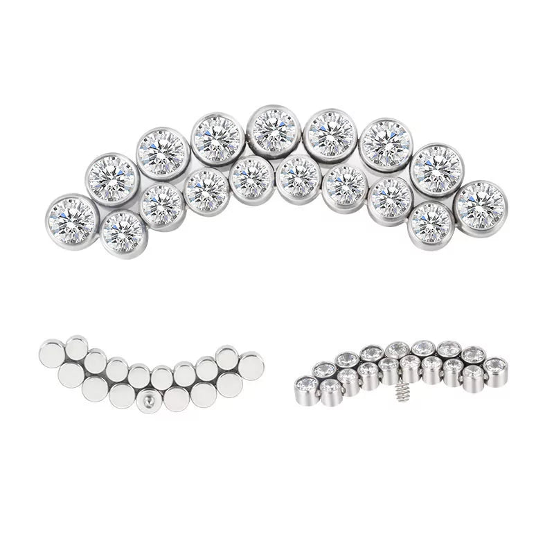 Titano žiedas su išlenkta linija ir bezelio rėmeliu